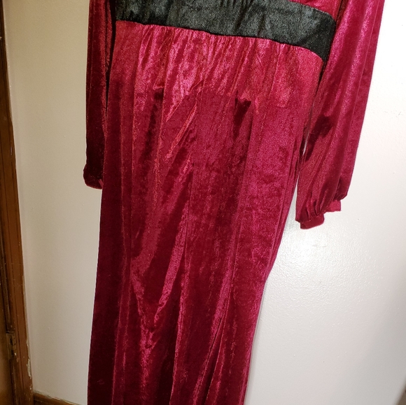 Black and Burgundy Velvet Dress NWOT - Picture 6 of 9
